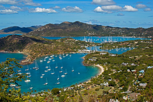 Louer un catamaran avec skipper et faire une escale Antigua English Harbour