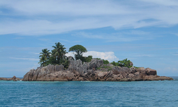 Navigation en catamaran le long de Little Island aux Seychelles