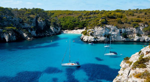 Voilier en croisière au sud de lîle de La Cabrera