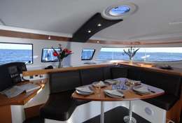 Table intérieure d'un catamaran pour un repas convivial