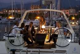 Apéritif à bord d'un voilier au port de Tino Rossi