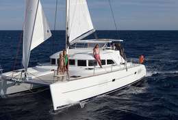 Enfants sur pont du catamaran Lagoon 380