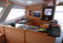 Coin cuisine du catamaran Salina 48