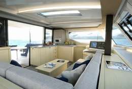 Carré du catamaran Lucia 40