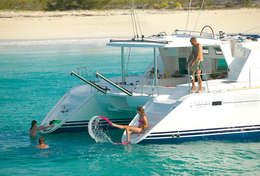 Baignade du catamaran en Sardaigne