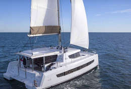 Catamaran Bali 4.8 en navigation sur la Mer Ionienne