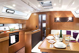 Carré convivial du Bavaria 46 Cruiser