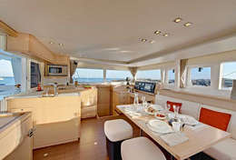 Intérieur très cosy du catamaran Lagoon 450