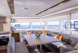 Grand carré pour déjeuner Lagoon 51