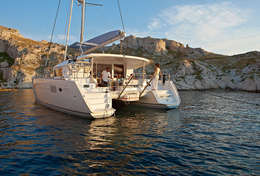 Catamaran au mouillage sur la Côte d'Azur