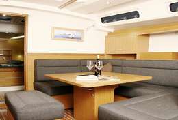 Table conçu pour 8 à 10 passagers du voilier Hanse 445