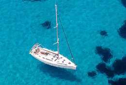 Voilier au mouillage dans eaux turquoises