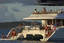 Catamaran Lagoon 620 pour une croisière à la cabine en Martinique