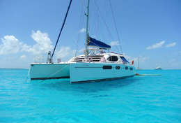 Catamaran Léopard 46 au mouillage