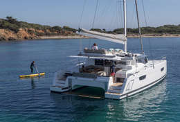 Jeux d'eau autour du catamaran Saona 47