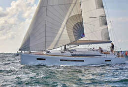 Voilier Sun Odyssey 490 sous voile dans les Cyclades