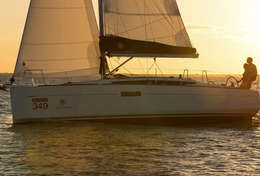 Voilier Sun Odyssey 349 au coucher du soleil