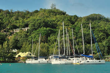 Voiliers et catamarans Baie de Sainte Anne à Praslin