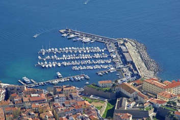 Port Tino Rossi base d'embarquement à Ajaccio pour une croisière en voilier